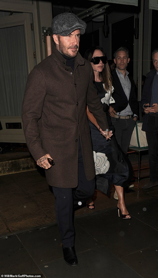 ارتدى ملابسه مع كنزة سوداء برقبة سلحفاة وزوج أنيق من السراويل البحرية