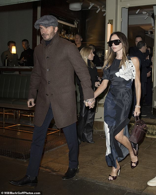 لقد تعاونت مع حذاء بكعب عالٍ ونظارات شمسية ملونة بشكل كبير