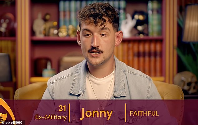 الجندي السابق جوني أثناء برنامج The Traitors، الذي تم بثه في يناير من العام الماضي، حيث التقى بشارلوت