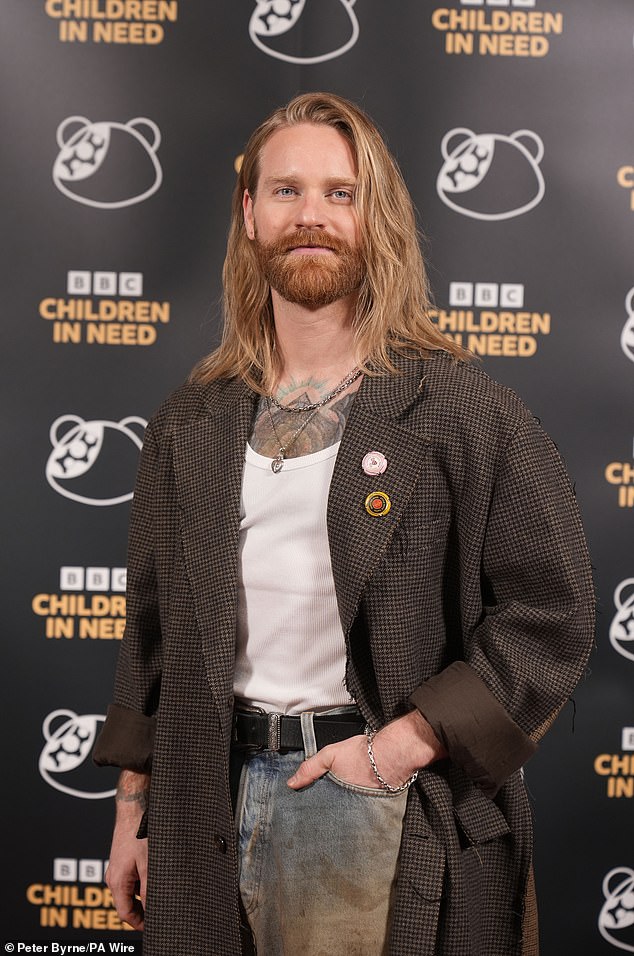 تم التقاط صور لنجم Eurovision Sam Ryder عند وصوله قبل البث المباشر على قناة BBC One من الساعة 7 مساءً الليلة