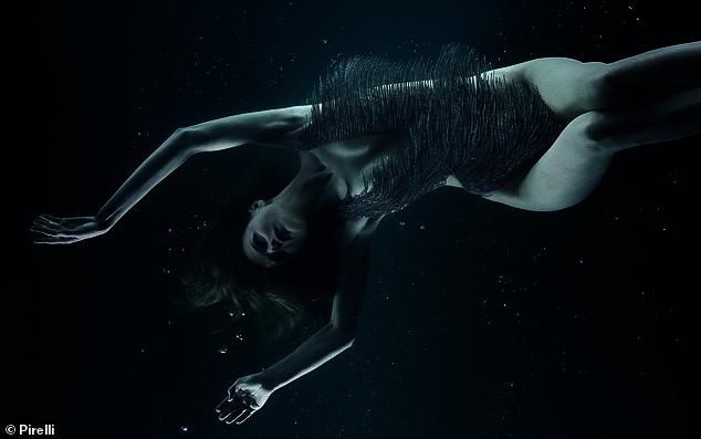 بدت إيفا هيرزيغوفا أقل وزنًا عندما وقفت تحت الماء