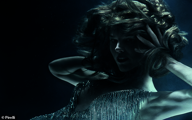 بدت ملكة المنصة مذهلة في فستان قصير مزين بالماس