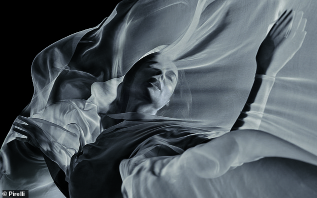 أثارت لويزا رانييري عاصفة بينما كانت ترتدي ملابس الشيفون