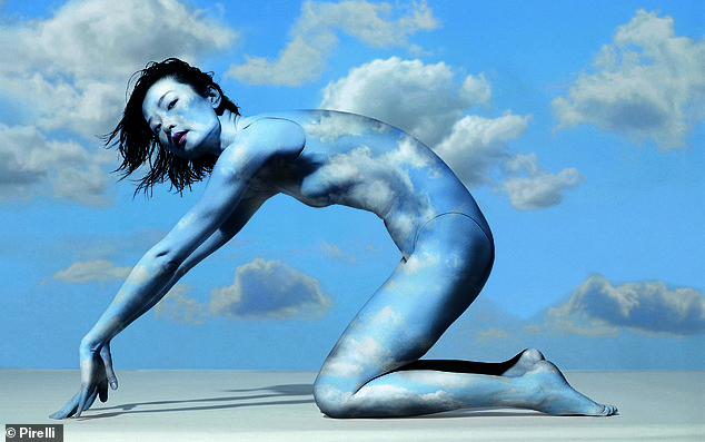 الممثلة الصينية دو جوان قامت برسم جسدها بالكامل