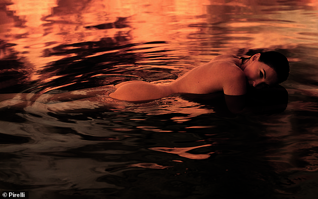 كما ظهرت سو كيف، مصممة الأزياء وزوجة نيك كيف، عارية أثناء وقوفها في الماء