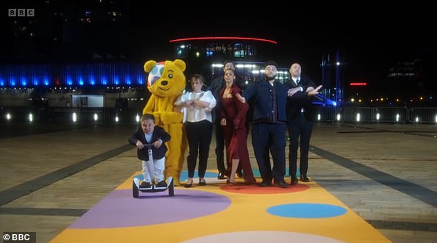 تم افتتاح برنامج telethon لهذا العام بمقطع خاص يحمل عنوان Simpsons حيث قام المضيفون بإعادة إنشاء عناوين المسرحية الهزلية الشهيرة