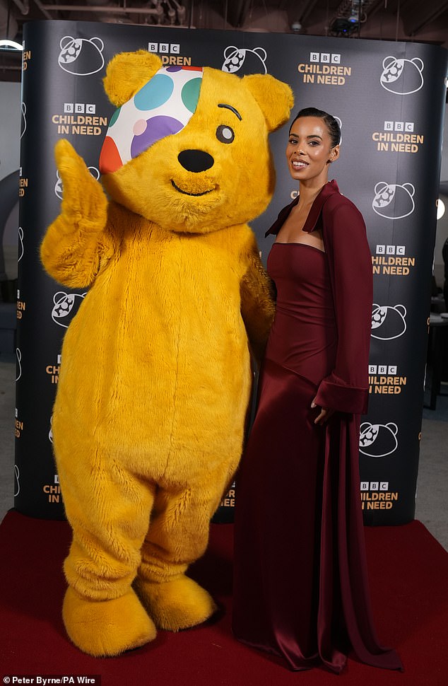 تم التقاط الصورة للمقدمة، البالغة من العمر 36 عامًا، قبل بث الحفل على الهواء مباشرة على قناة بي بي سي وان وهي ترتدي ثوب سهرة باللون العنابي.