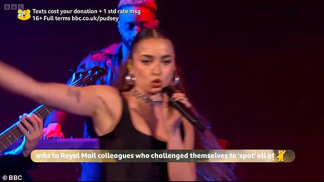 وصعدت المغنية إيلا آير إلى المسرح خلال العرض لتؤدي أحدث أغانيها 