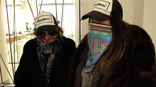 أثناء جلوسها لإجراء المقابلات، تقوم لوفالو (على اليمين) بإيقاف تشغيل الكاميرا، كما قامت بتغيير صوتها رقميًا.