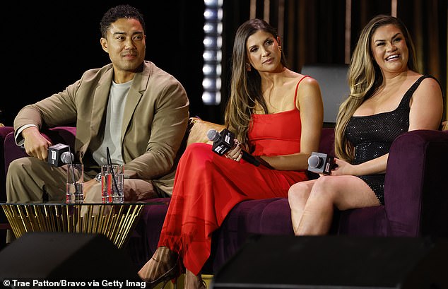 تم تصوير بريتاني مع نجميها المشاركين في فيلم The Valley جيسون كابيرنا (يسار) وجانيت كابيرنا (في الوسط) خلال حلقة النقاش في منتدى قيصر