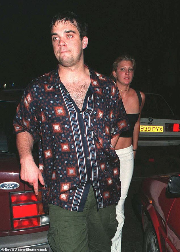 قال المغني إن بصره أصبح ضبابيًا بشكل متزايد في الأشهر الأخيرة بسبب مونجارو، معترفًا بأنه يؤثر عليه الآن على المسرح (في الصورة عام 1999).