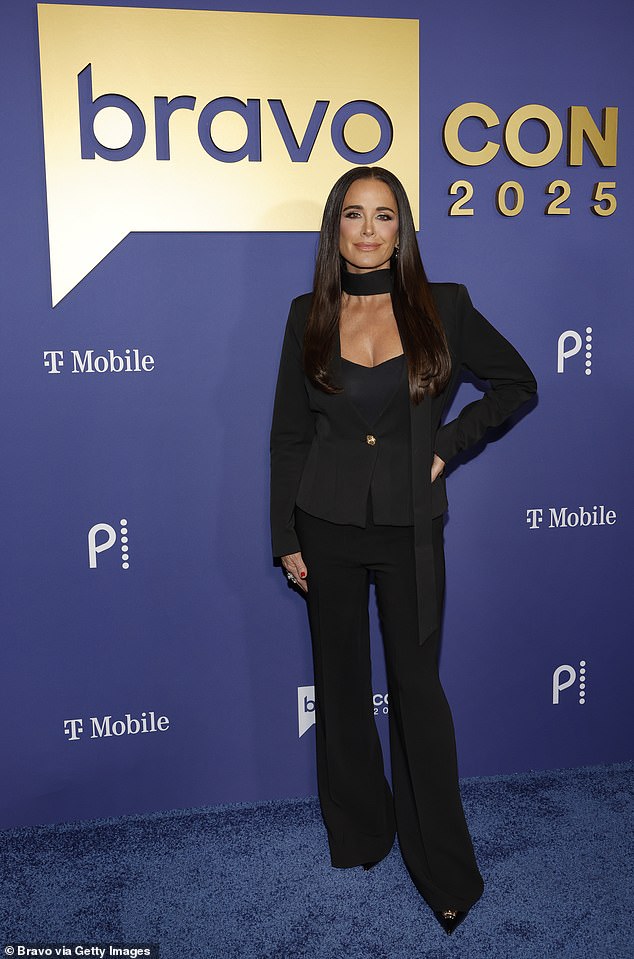 ارتدى كايل ريتشاردز من Real Housewives Of Beverly Hills سترة سوداء وقميصًا وبنطلونًا مع حذاء مدبب. وكانت هناك أيضًا قطعة قماش سوداء ملفوفة حول رقبتها