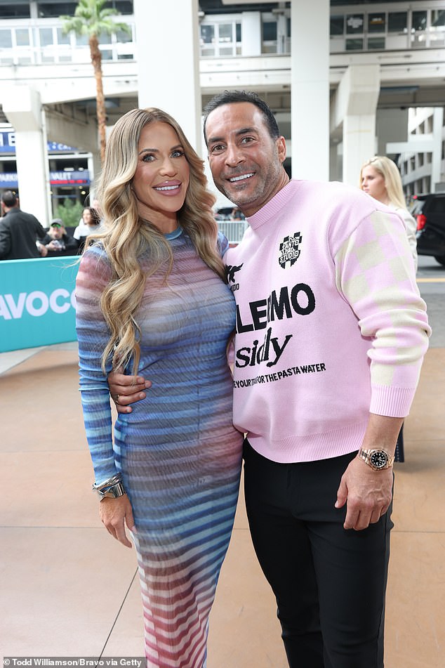 وانضم إلى الشقراء ريان بوياجيان الذي كان يرتدي سترة وردية اللون