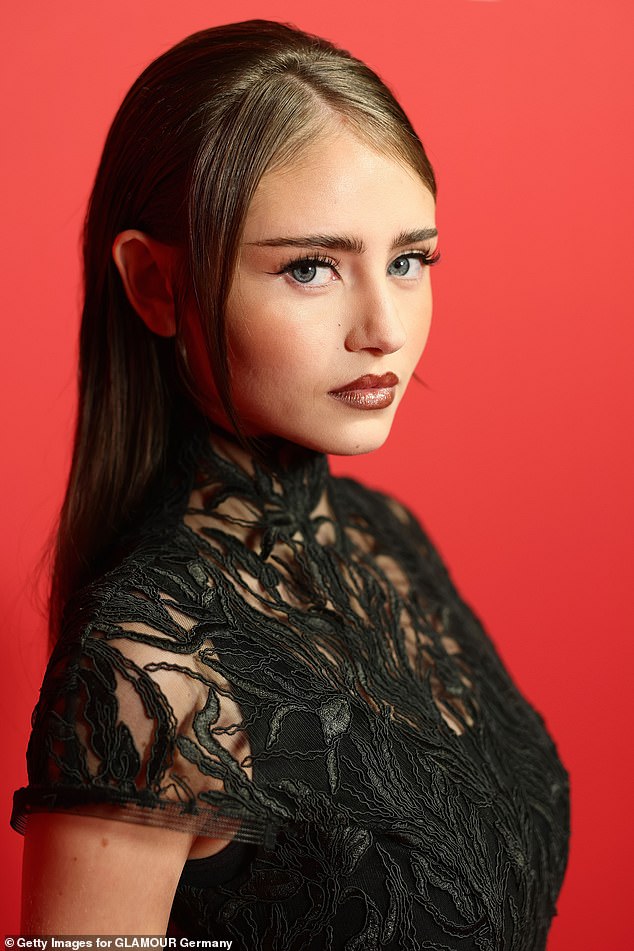 تخلت ليكسي عن الإكسسوارات، واختارت مجموعة كبيرة من الماكياج بدلاً من وضع رموش من الماسكارا وشفة داكنة لامعة.