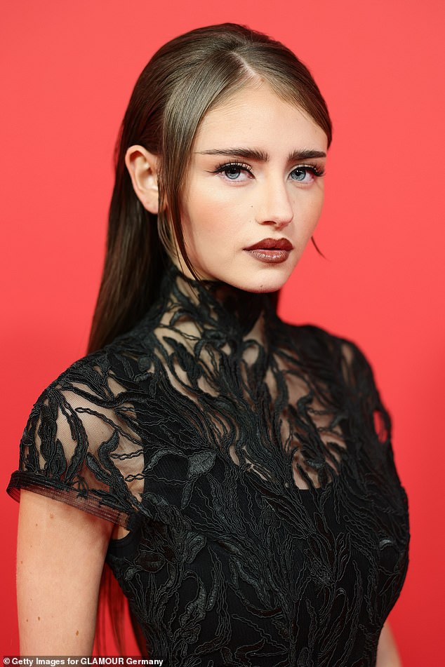 أظهرت ليكسي إحساسها الأنيق بالأناقة في فستان من الدانتيل الأسود كان مثبتًا عند خصرها الصغير بينما كانت تشكل عاصفة