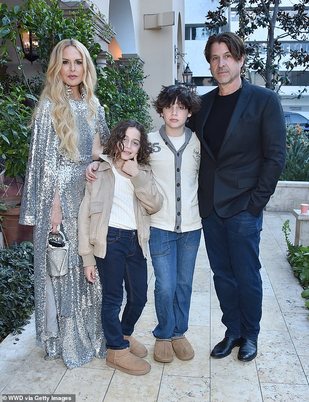 الزوجان السابقان هما والدا لأبناء سكايلر، 14 عامًا، وكايوس، 11 عامًا؛ تم تصويره في مارس 2024 في بيفرلي هيلز