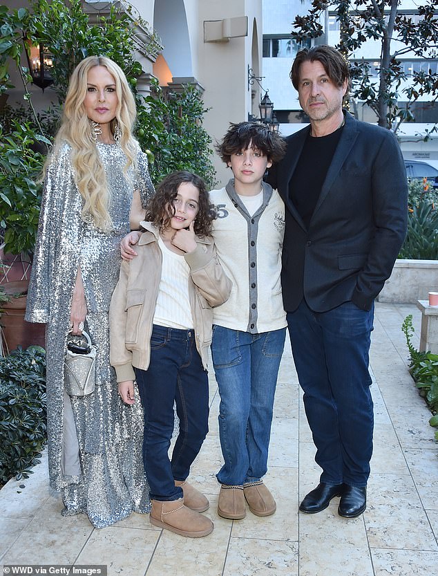 لدى الزوجين السابقين ولدين، سكايلر، 14 عامًا، وكايوس، 11 عامًا، وقد تم تصويرهما معهما في بيفرلي هيلز في مارس 2024، قبل ثلاثة أشهر من تاريخ انفصالهما المذكور.