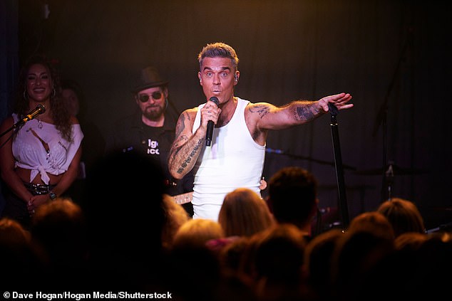 ذاع صيت المغني البالغ من العمر 51 عامًا في فرقة Take That من عام 1990 إلى عام 1995، قبل أن يبدأ مسيرته المهنية منفردًا في عام 1996.