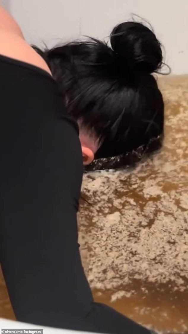 تسقط الممثلة على يديها وركبتيها، وتصلب نفسها قبل أن تغرق رأسها في السائل البني، وتبلل شعرها بينما تحاول استعادة النجوم باستخدام فمها فقط.