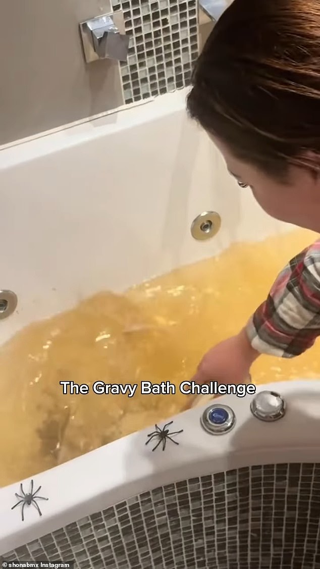 في الفيديو، ترتدي شونا بذلة سوداء ضيقة بينما يمتلئ حوض الاستحمام الخاص بها بمياه كثيفة وعكرة.