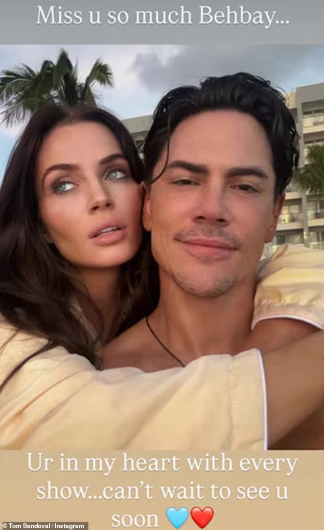 على الرغم من أنه أبقى علاقته مع روبنسون خاصة نسبيًا، إلا أنه تحدث عنها على إنستغرام في سبتمبر بينما كان بعيدًا عنها في جولة مع فرقته.