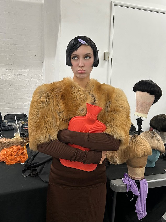 قامت الفتاة المذهلة، البالغة من العمر 25 عامًا، باستبدال خصلات شعرها الأشقر المبيضة بقصة بوب داكنة، لتصبح مزدوجة لوالدتها الممثلة، سادي فروست.