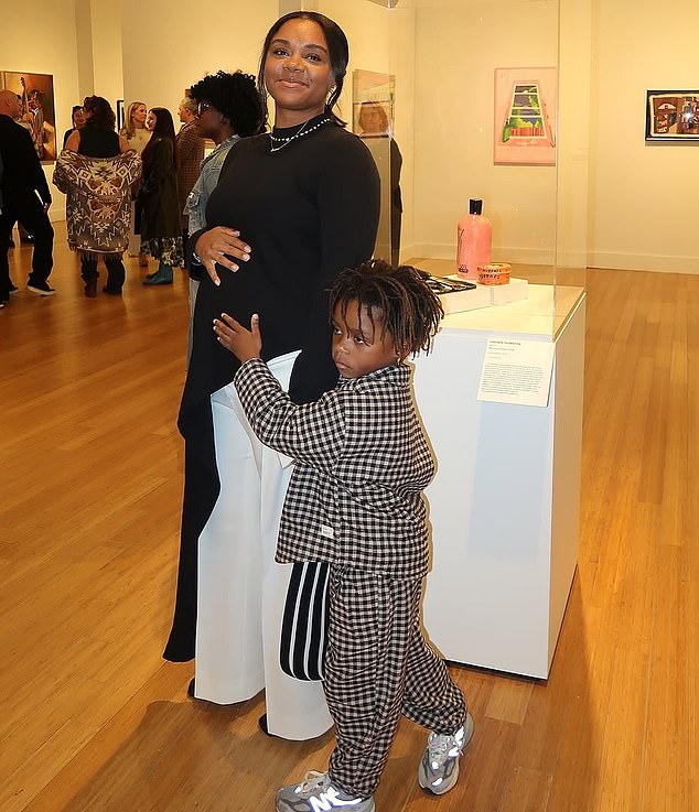 شاركت ويليامز الأخبار السعيدة على إنستغرام، حيث نشرت صورة بمظهر أمومة أنيق باللونين الأبيض والأسود، وهي تحتضن بطنها المتنامي، مع احتضان ابن الزوجين نايجل بريكس ثورنتون البالغ من العمر 5 سنوات أمام المعرض.