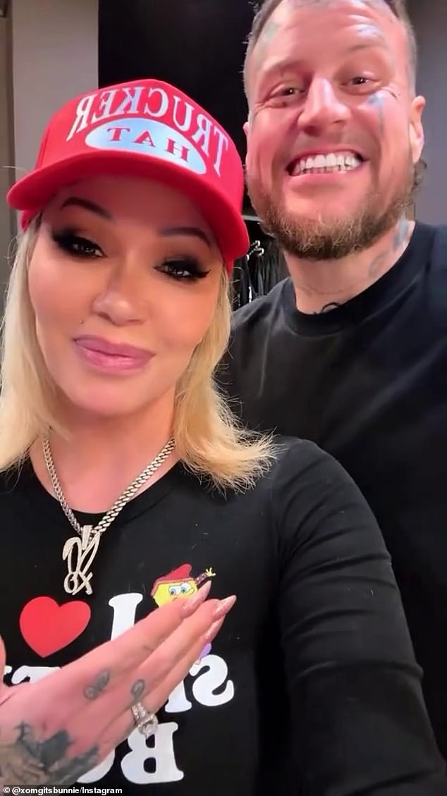 قبل إزالة شعر الوجه، قالت جيلي رول مازحة: 