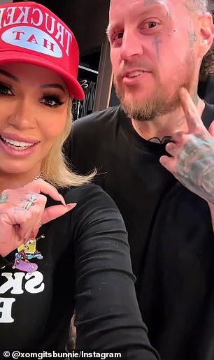 كشف الفنان الموسيقي البالغ من العمر 40 عامًا أنه حلق لحيته لأول مرة منذ عقد من الزمن في منشور حديث على وسائل التواصل الاجتماعي شاركته زوجته بوني شو، 45 عامًا.