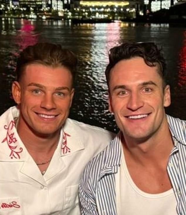 سيعود كالوم إلى القناة التاسعة، ليشاركه البطولة إلى جانب النجم ميتشل هيبرد (على اليمين) في الموسم القادم من دليل السفر.