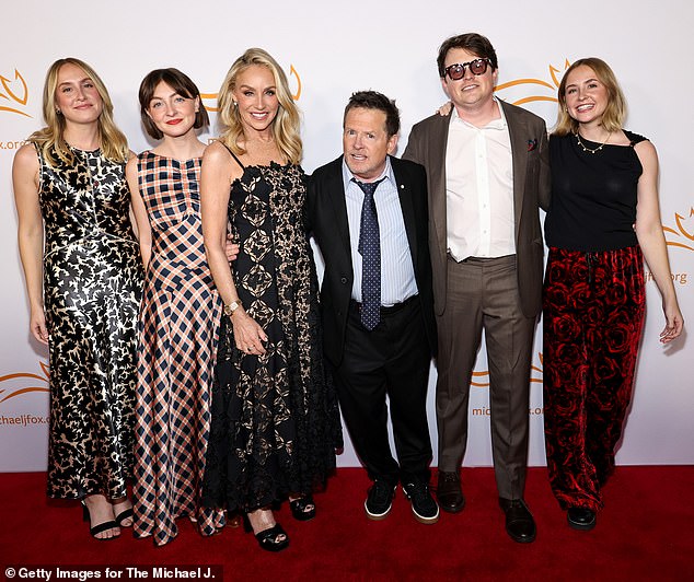 الزوجان، اللذان تزوجا عام 1988، لديهما الابن سام، 36 عامًا، والبنتان أكوينا وشويلر، 30 عامًا، وابنتهما إسمي، 24 عامًا.