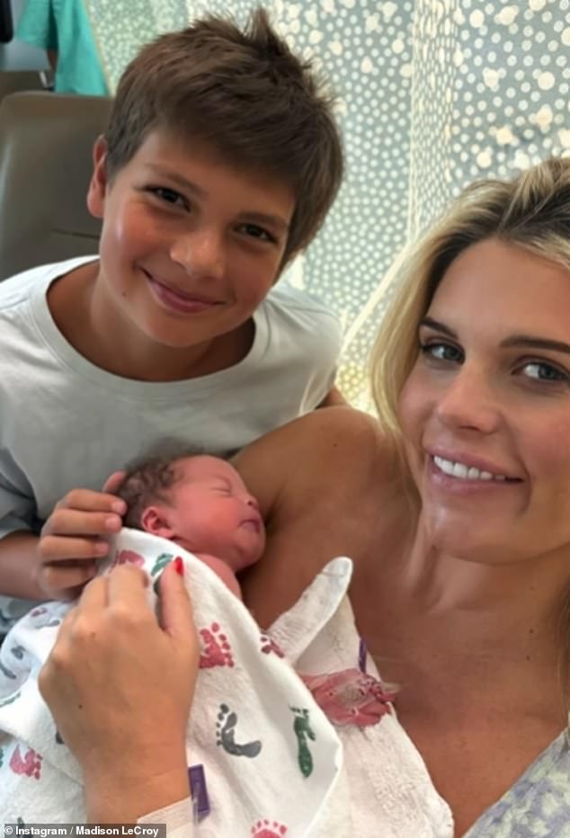 وقبل خمسة أشهر، رحبت النجمة بطفلتها الثانية - وهي طفلة اسمها تيدي - إلى العالم مع زوجها بريت راندل.