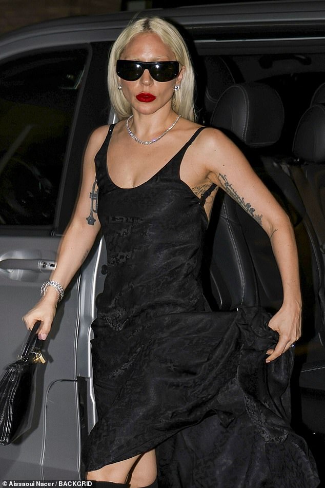 قامت صانعة أغاني أبراكادابرا بحمل أساسياتها للمساء في حقيبة سوداء من هيرميس بيركين والتي تباع بسعر ضخم يصل إلى 20 ألف دولار.