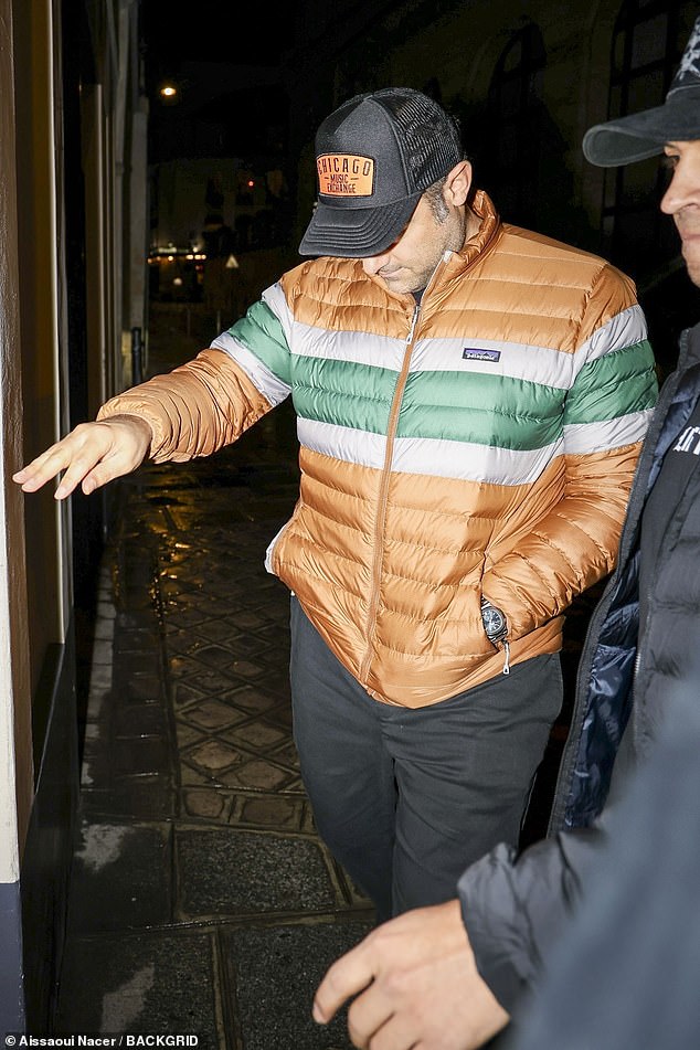 وفي الوقت نفسه، ارتدى مايكل شخصية غير رسمية مرتديًا سترة مبطنة وسروال جينز بينما كان يحمي وجهه تحت قبعة بيسبول