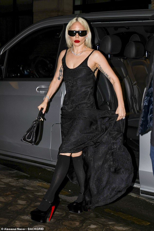 عندما رفعت حاشية ثوبها لتشق طريقها إلى مطعم لابيروس الفخم، ألقت غاغا نظرة خاطفة على جواربها ونعال كريستيان لوبوتان الشاهقة.