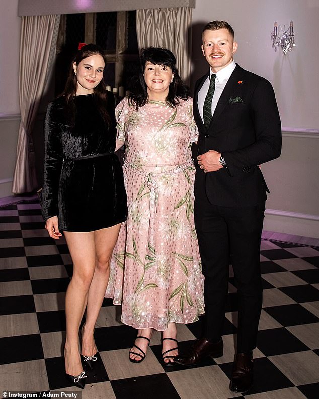 في الأسبوع الماضي، تم الكشف عن أن هولي وآدم منعا والدته من حضور حفل زفافهما بعد خلاف عائلي مذهل بسبب فشل هولي في دعوة حماتها المستقبلية إلى حفل زفافها (في الصورة مع والدته كارولين وهولي في عام 2024).