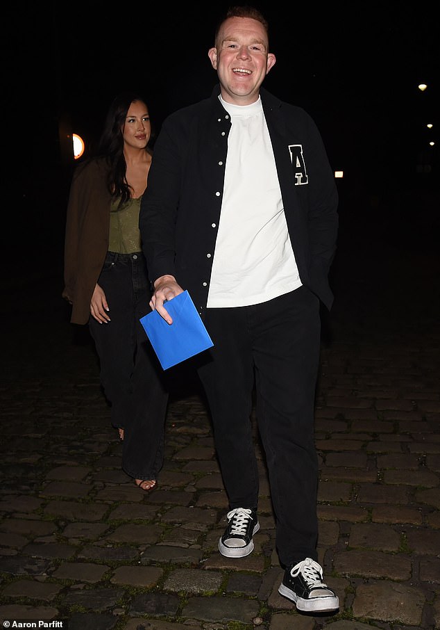 انضمت صديقته تايلور إلى كولسون سميث أثناء اجتماعه مجددًا مع بعض أعضاء فريق كوري بعد خروجه المفجع في مايو