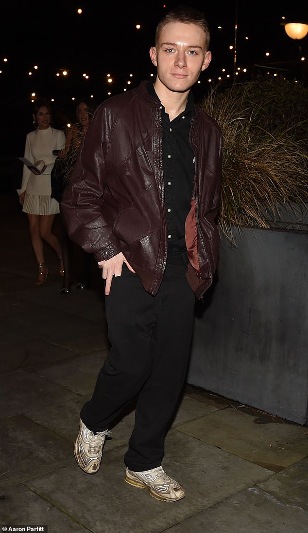 بادي بيفر، الذي لعب دور البطولة في فيلم كوري بدور ماكس بلات حتى خروجه في وقت سابق من هذا العام، توجه أيضًا إلى الحفلة