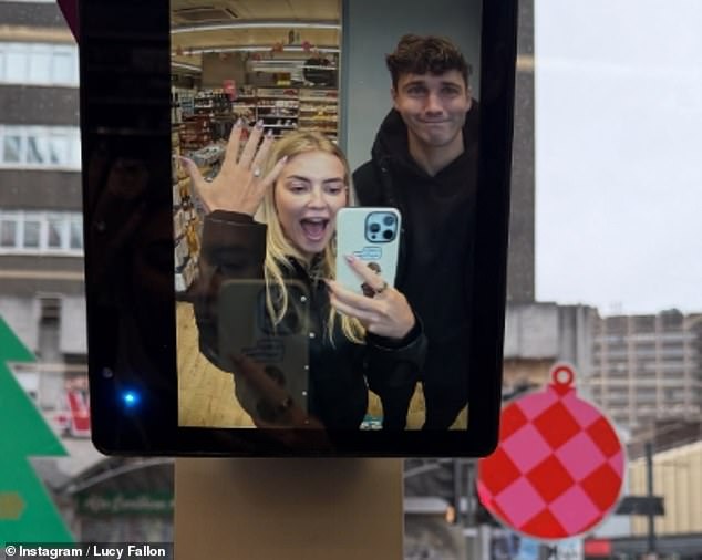 وأظهرت نجمة المسلسلات بفخر خاتم خطوبتها في سلسلة من اللقطات، بعد أن طلب رايان الزواج منها خلال احتفالات عيد ميلادها الثلاثين.