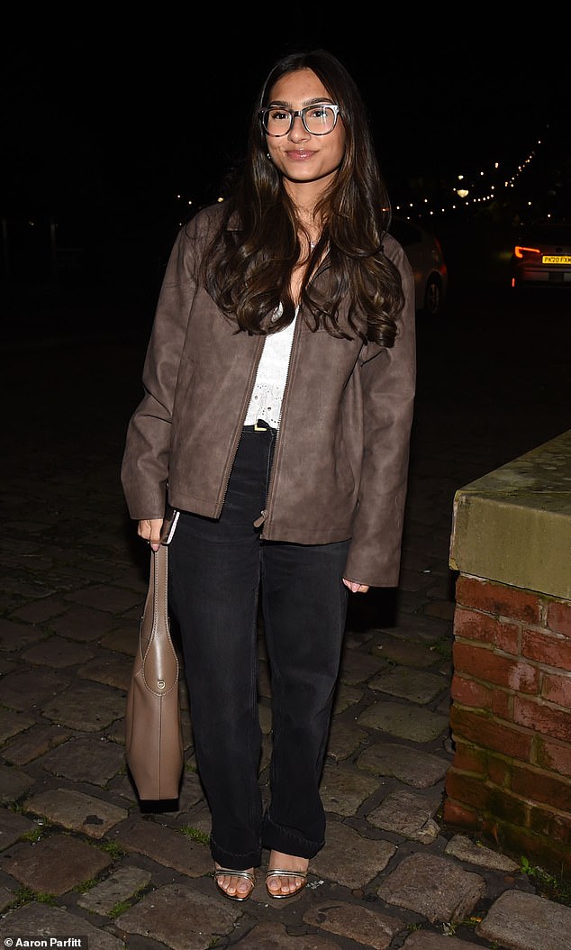 ظهرت تانيشا جوري بمظهر أنيق مرتدية بنطال جينز أسود وقميصًا أبيض مزركشًا، مع سترة من جلد الغزال البني للتوجه إلى الحفلة