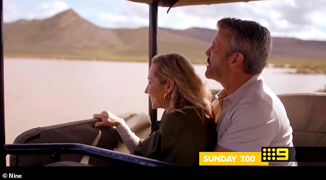 بالنسبة للموعد الأخير لبير وجانيت، اصطحب الرجل الرائد صاحب استوديو البيلاتس، 61 عامًا، (يسارًا) في رحلة سفاري حول محمية أكويلا برايفت جيم ريزيرف.