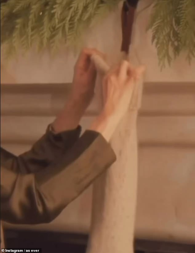 وفي الفيديو القصير، شوهدت زوجة الأمير هاري وهي تضع هدية في الجورب البني المعلق من غطاء معطفها، ثم شبكت يديها معًا وابتسمت.