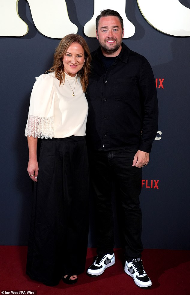 شارك الممثل الكوميدي البالغ من العمر 44 عامًا، والذي لديه ابنتان مع المنتجة التلفزيونية لوسي (في الصورة 2024)، صورة يوم الأحد لنفسه في ما يبدو أنها غرفة انتظار بالمستشفى