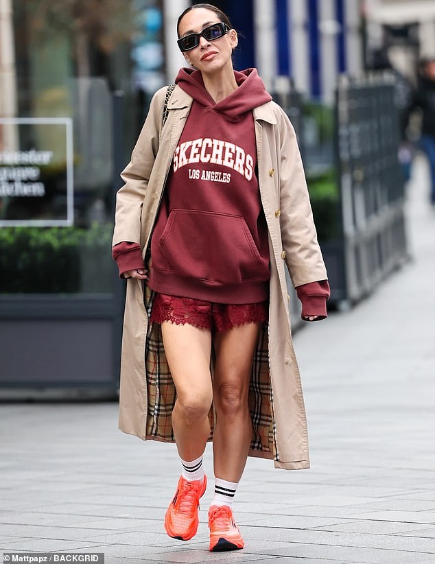 بدت مذيعة برنامج Smooth Radio مذهلة في الشورت الشفاف، الذي يتميز بتصميم وردي ممتع ثلاثي الأبعاد، وهي تشق طريقها عبر المعلم المركزي في لندن.