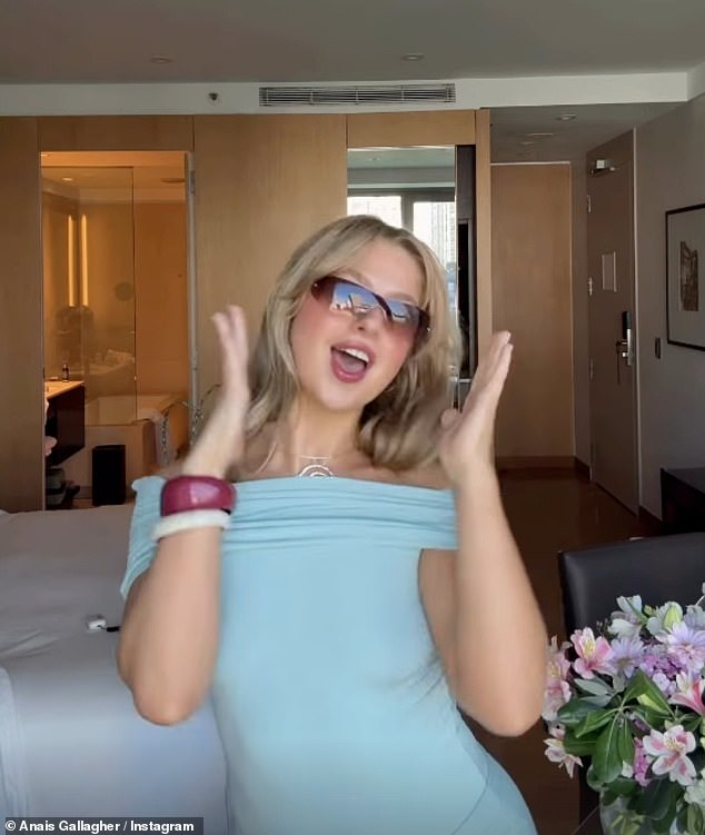 ولم تترك العارضة، البالغة من العمر 25 عامًا، الكثير من الخيال بفستان أزرق فاتح بسيط وأثارت عاصفة على وسائل التواصل الاجتماعي.