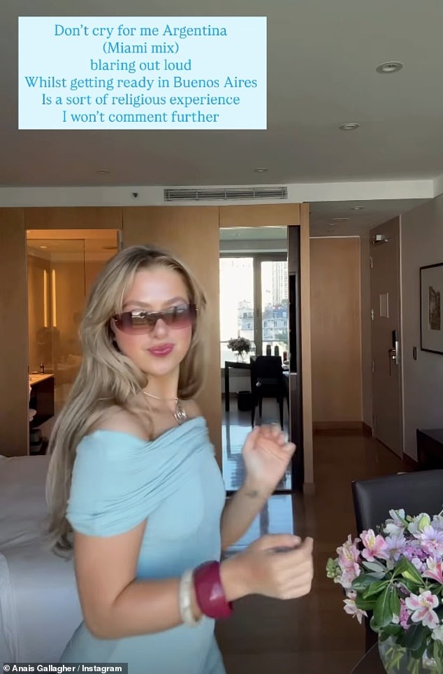 بدت رائعة بالتصميم المكشوف الأكتاف مع تفاصيل الحزام الفضي من مجموعة أميليا ديمولدينبيرج الجديدة مع Peachy Den