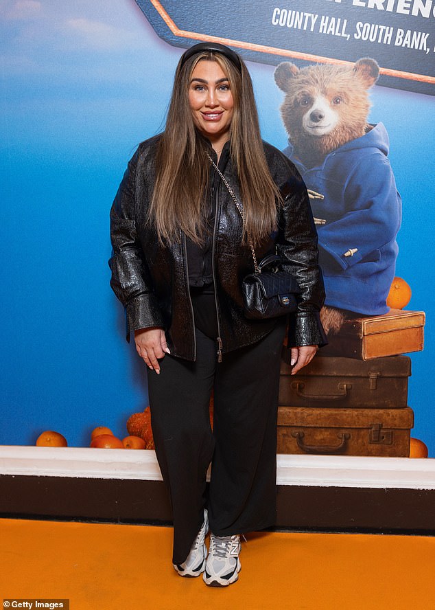 لقد اختارت إلقاء نظرة مريحة على حدث الأطفال حيث ارتدت زوجًا من أحذية نيو بالانس الرياضية البيضاء