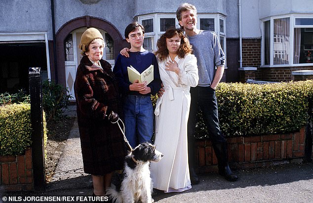 من المعتقد أن هيئة الإذاعة البريطانية (BBC) تقوم بتشكيل طاقم عمل مثير للإعجاب وسيتم بثه في نهاية عام 2026 (شوهد جيان ساماركو في دور أدريان في عام 1985).