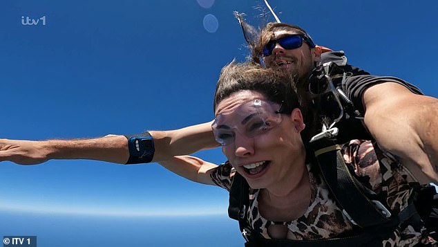 وبينما كانت النجمة تستعد للقفز من طائرتها المروحية، التفتت إلى الكاميرا وصرخت: 