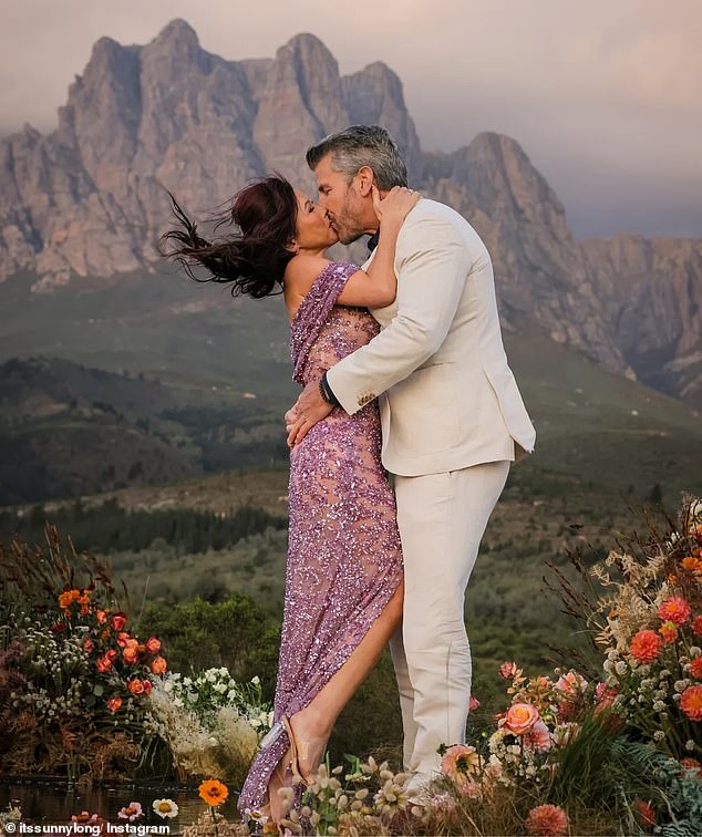 وقال الزوجان لصحيفة ديلي ميل إن علاقتهما كانت تحت سيطرة المنتجين بشدة لدرجة أن بير كان يشعر بالرعب من أن صني قد تنساه.